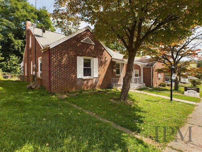 Building Photo - Available Now Spacious 2 Bedroom Single Fa...