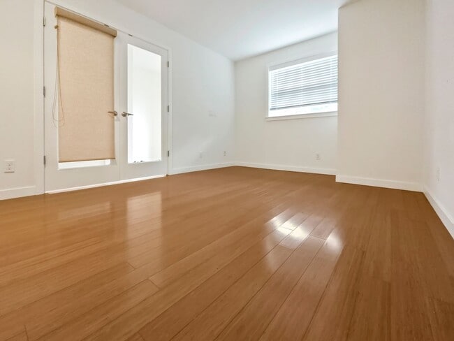 Building Photo - 3-Story Townhouse | 3 Bed, 3.5 Bath | Central Heating | Hardwood Floors | Carpeted Bedrooms | Off...