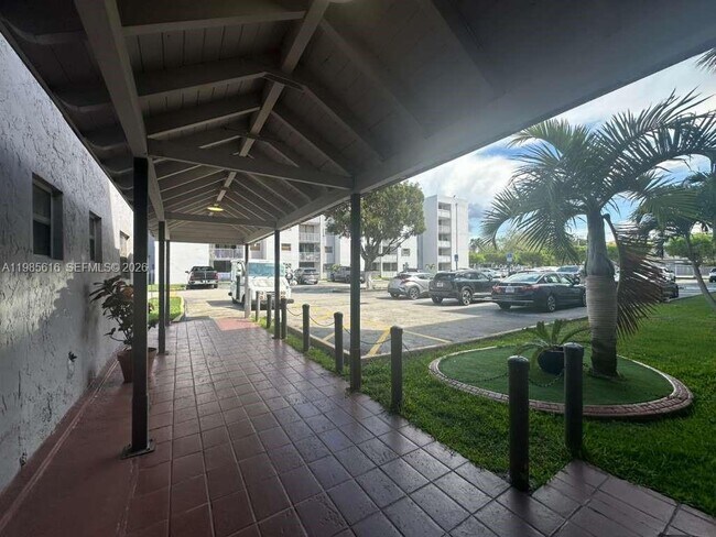 Foto del edificio - 8185 NW 7th St