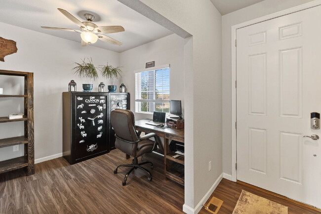 Foto del edificio - "Beautiful 4-Bedroom Home on Blue Lunar La...