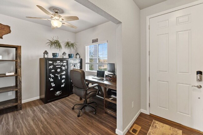 Foto del edificio - Beautiful 4-Bedroom Home on Blue Lunar Lan...