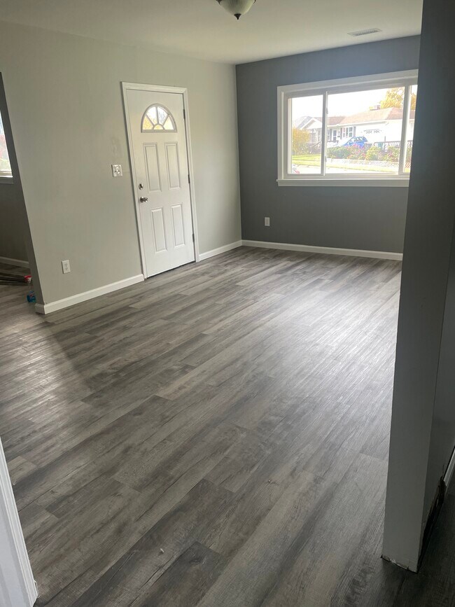Living room - 2547 E 42nd St