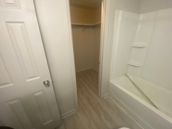 Building Photo - Room in Duplex on Beck St