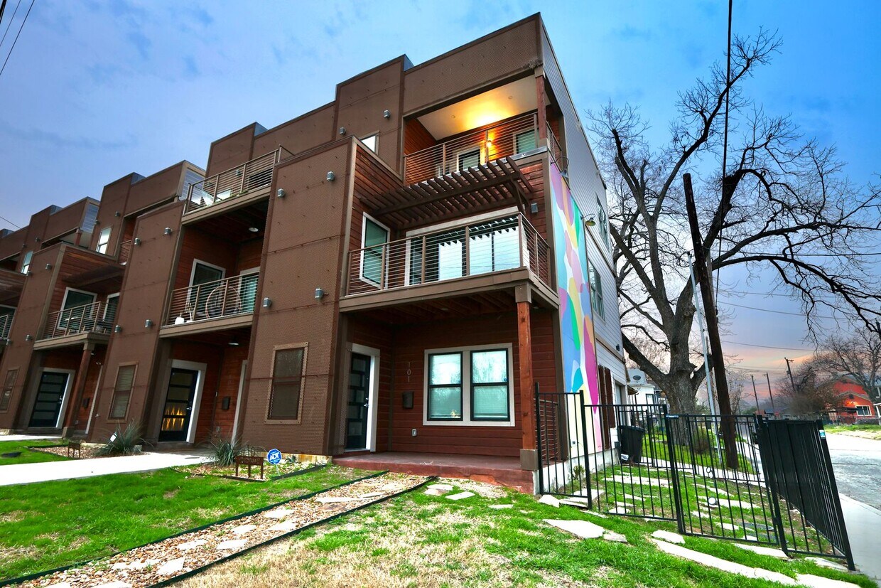 Primary Photo - 902 Montana St