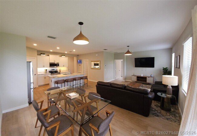 Foto del edificio - 3034 NE Skyview Ln
