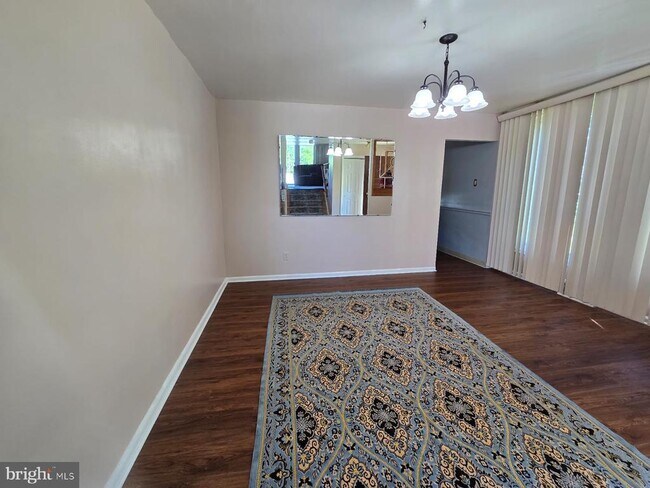 Building Photo - 647 Artwood Dr