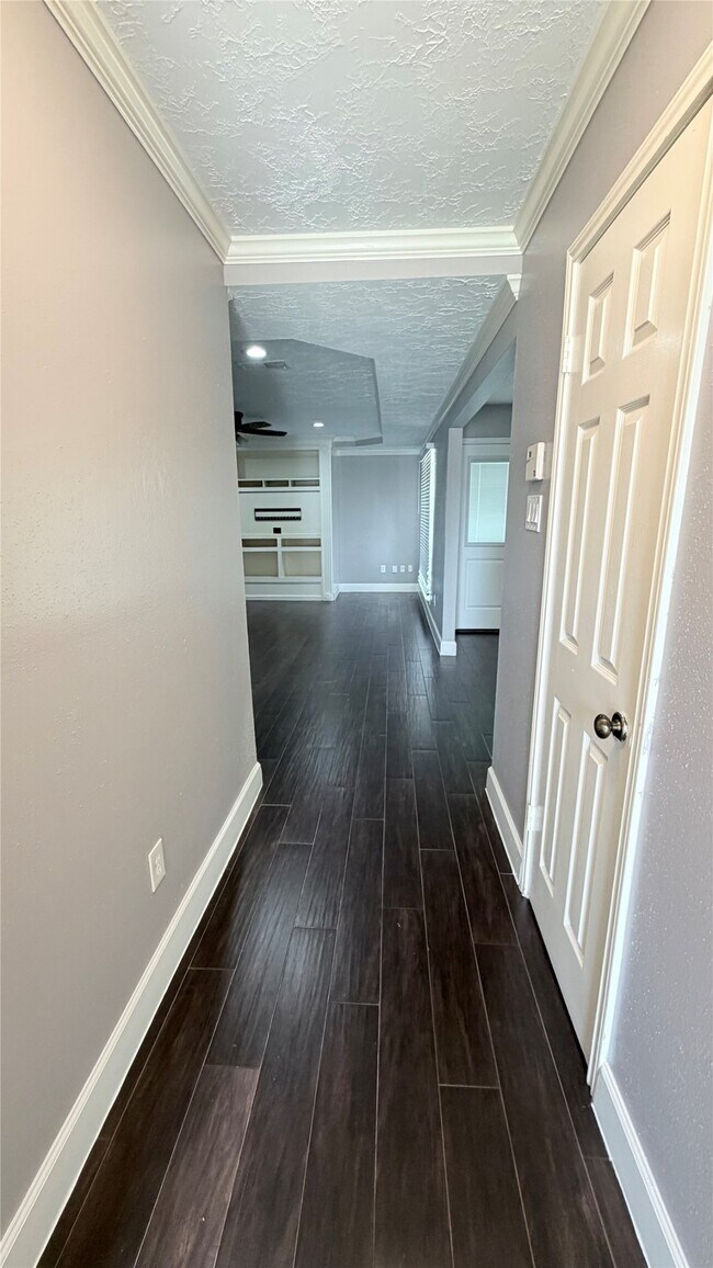 Building Photo - 10622 Plum Lake Dr