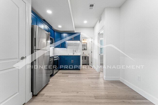 Building Photo - Charming Condo with Central AC and Washer/...