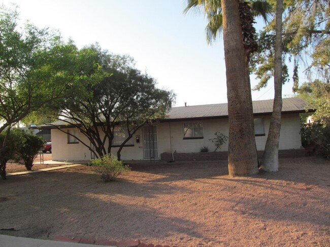 Foto del edificio - Available June, 2026  ASU   REMODELED -  5BR/2BA HOUSE SWIMMING POOL, BUILT IN FIRE-PIT,  BEAUTIF...