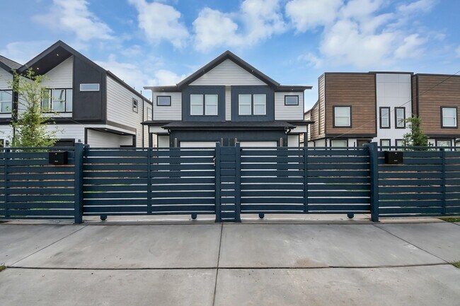 Building Photo - 8601 Amadwe St