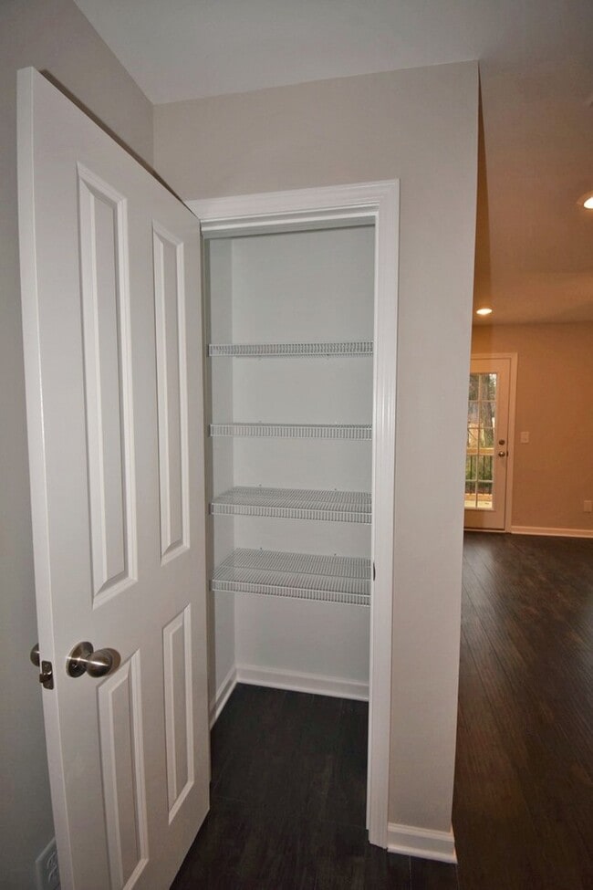 Building Photo - Luxury M'boro townhome w/garage, 2BD suites, washer/dryer, across from MTSU!