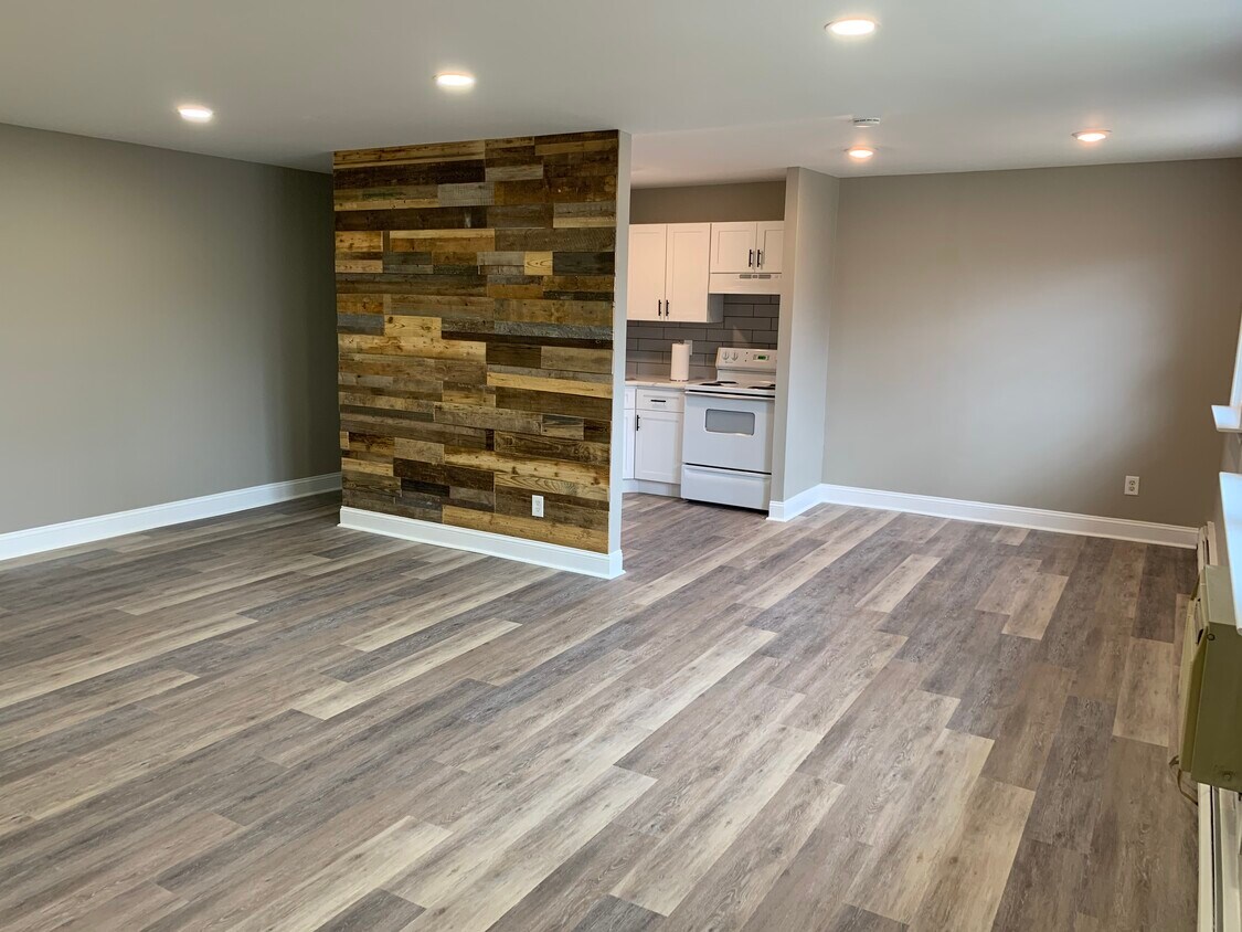Living room, kitchen - 403 S Main St