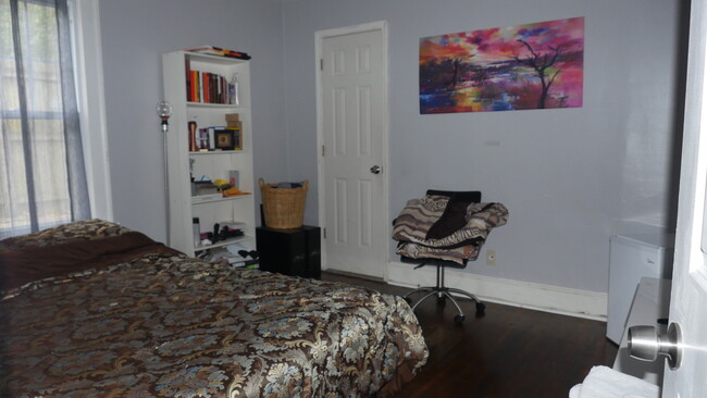 Furnished bedroom - 1065 Atlantic Dr NW