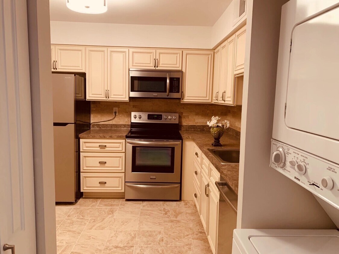 1818 E Shorewood Blvd Unit 303, Shorewood, WI 53211 Condo for Rent in