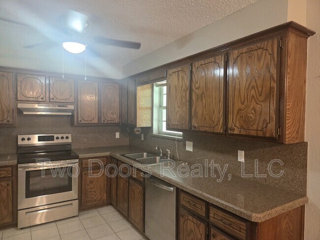 Building Photo - 663 W Perry Dr