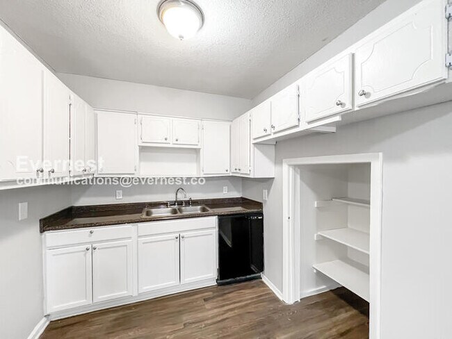 Foto del edificio - 3647 S Deerwood Ave