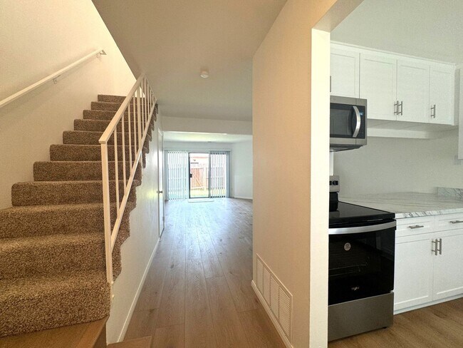 Building Photo - Beautifully Renovated Corner Unit in Santee!