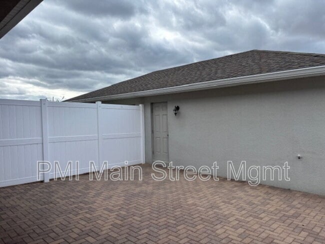 Foto del edificio - 8130 Red Stopper Ln