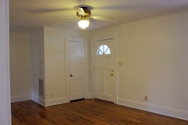 Building Photo - Charming 3 bedroom cottage near Duke Unive...