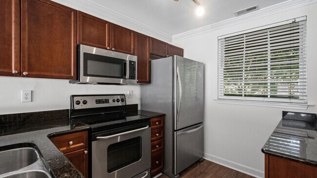 Building Photo - 1224 Green Oaks Ln