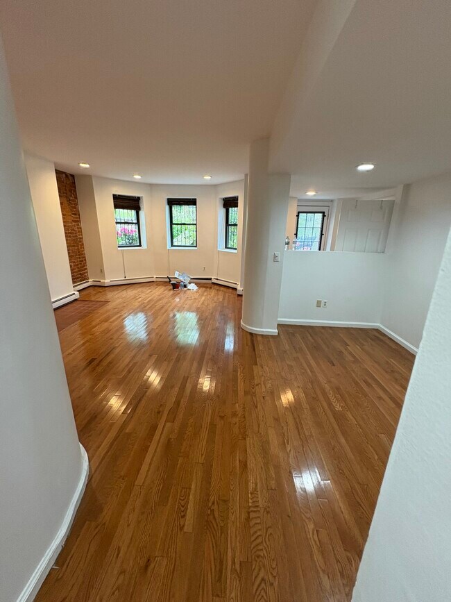 Building Photo - 390 Riverway