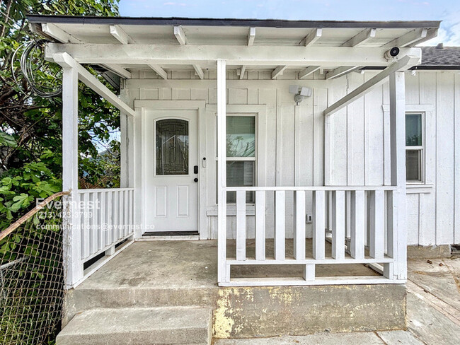 Building Photo - Lovely 2-Bedroom Duplex with Modern Comfor...