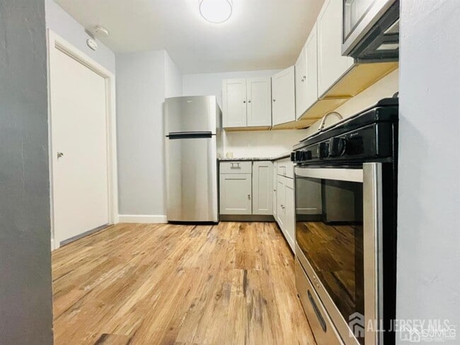 Building Photo - 128 College Dr