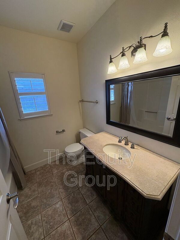 Foto del edificio - 540 W Birch Ct