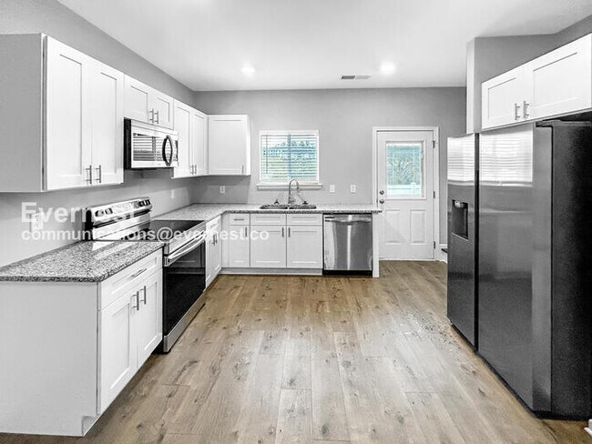 Foto del edificio - Limited Time Special Offer / 2 Bed/ 2.5 Bath Townhome with Off-Street Parking / Pet-Friendly / Co...