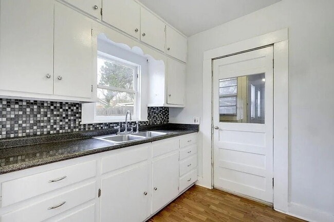 Building Photo - "Charming 2-Bed Oasis in the Heart of Austin's Vibrant 78704!"