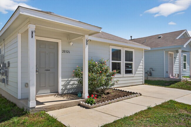 Foto del edificio - Modern 3-Bed Home with Fenced Yard and Private Balcony in San Antonio – $1,600/mo