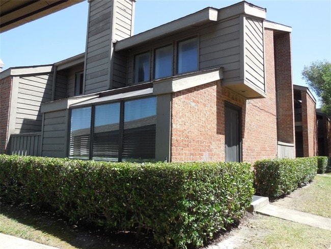 Building Photo - 9600 Royal Ln