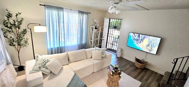 2 habitaciones, 1,5 baños - 1200 pies cuadrados - Sala de estar - Sunset Gardens Townhomes