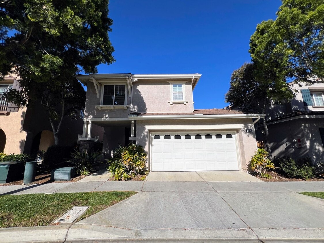 Primary Photo - Beautiful 3 bedroom, 2.5 bath home in desi...
