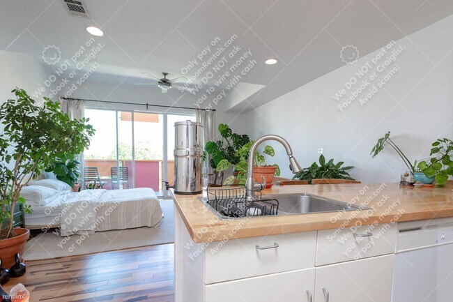 Building Photo - Studio, 1 bath Condo - 1200 East 11th St 3...