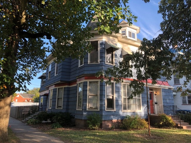 Exterior - 502 S 6th St