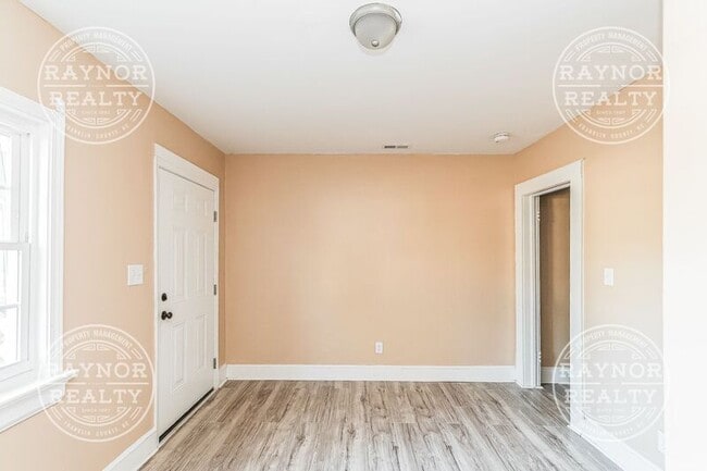 Building Photo - 641 Kenwood Ave