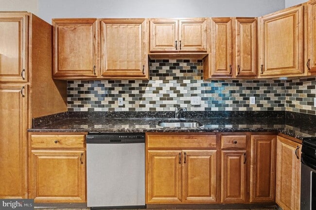 Building Photo - 407 W 28th St