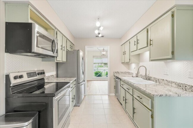 Building Photo - Charming 3-Bedroom Home in a Serene Savann...