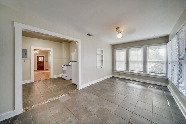Building Photo - CHARMING 2-BEDROOM ALAMO HEIGHTS COTTAGE