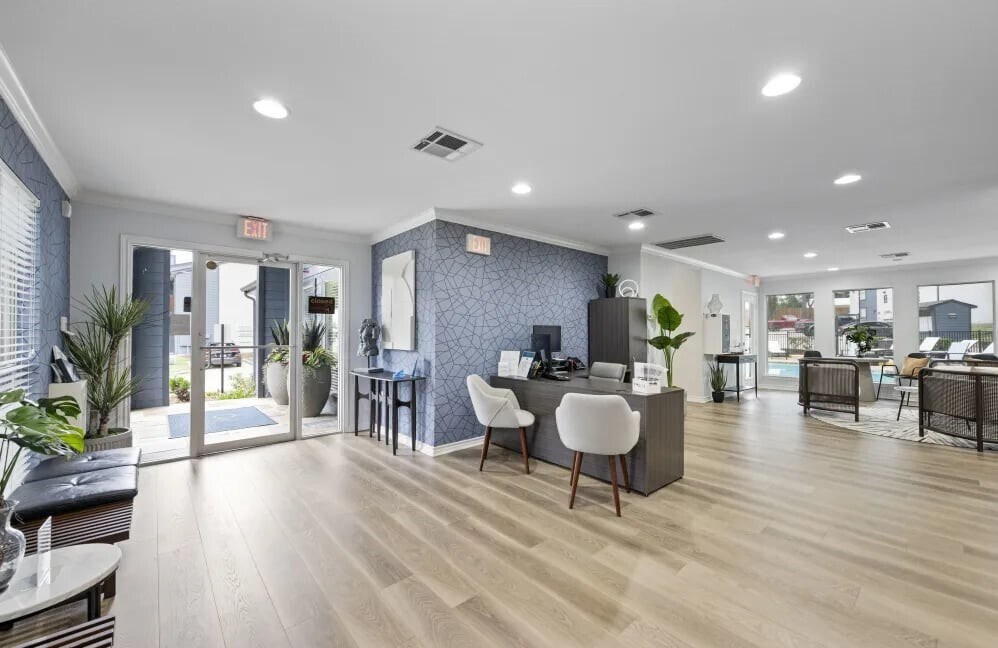 Building Photo - 2020 Plantation Dr