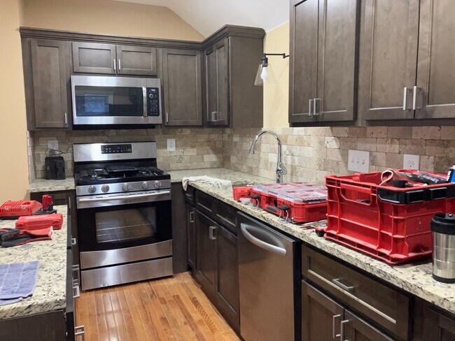 Gas Range & OTR MW - 1202 N Oneida St