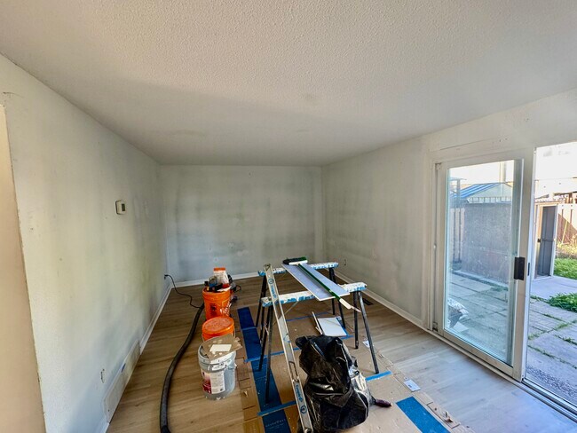 Photo du bâtiment - Renovated 3-Bedroom Apartment in Heron Gat...
