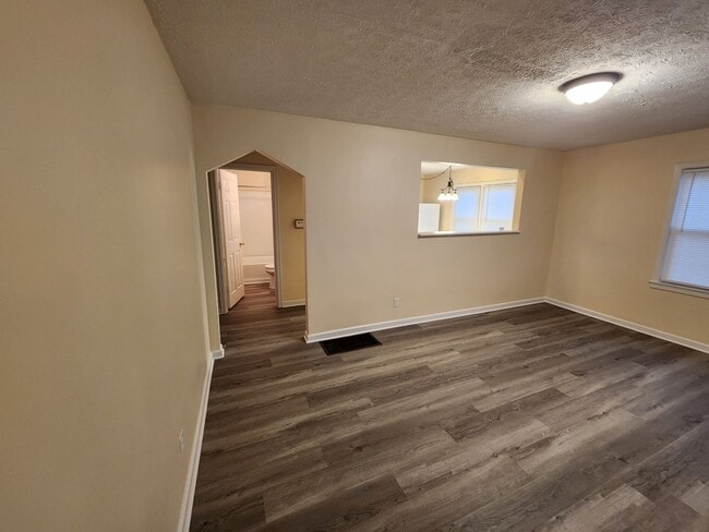 Building Photo - Adorable 2 bedroom with updates and washer/dryer hook-ups