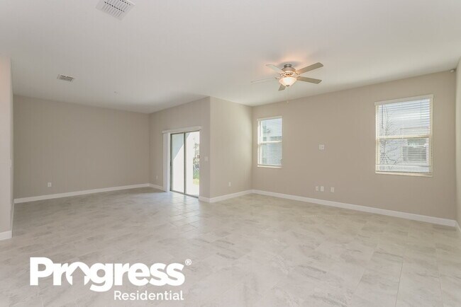 Building Photo - 2850 Coach Manors Way