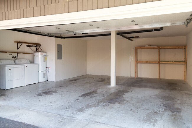 Garaje para dos coches y lavadero - 9303 SW Hill St