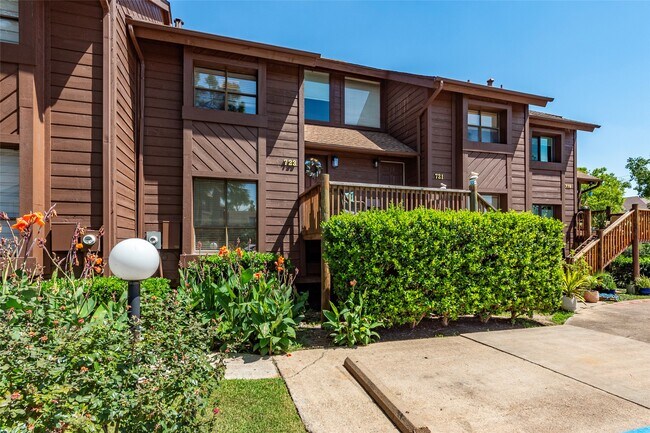 Foto del edificio - 723 Davis Rd