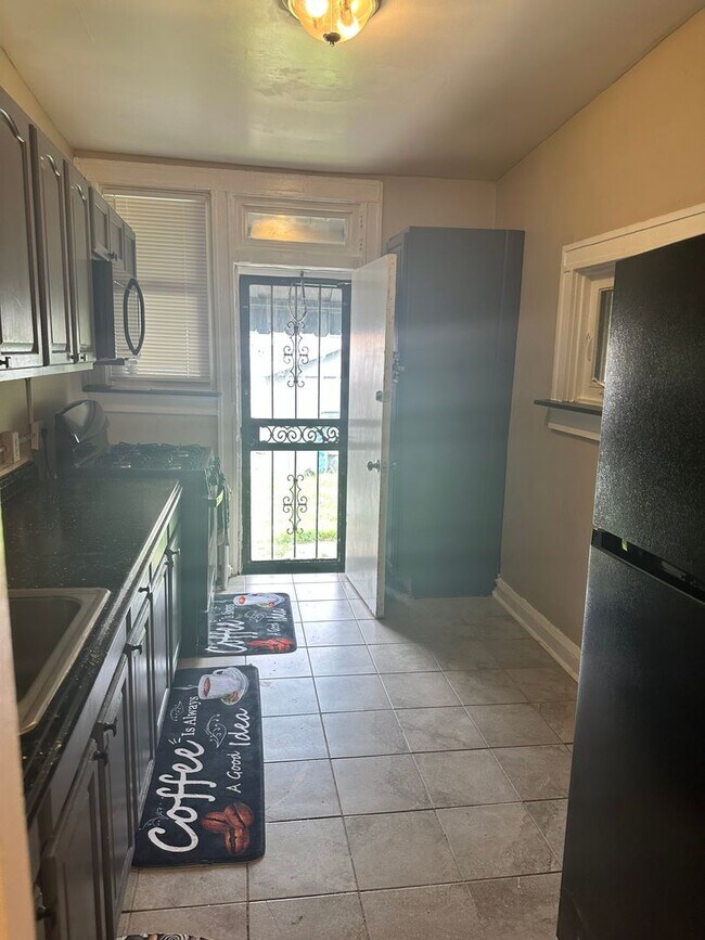 Foto del edificio - Spacious Rooms! Finished Basement! W/D! Available Now!