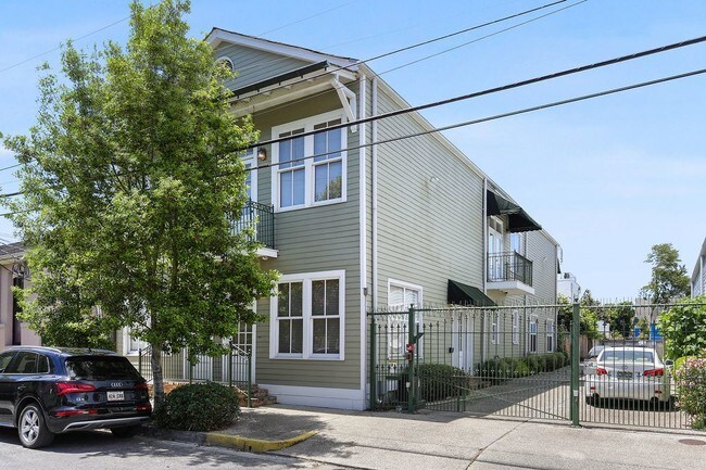 Building Photo - 910 Touro St