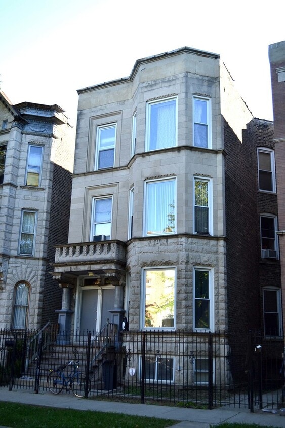 Primary Photo - 1321 N Maplewood Ave